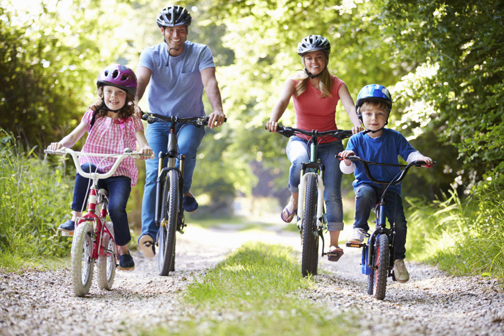 family-cyciling-1024x683